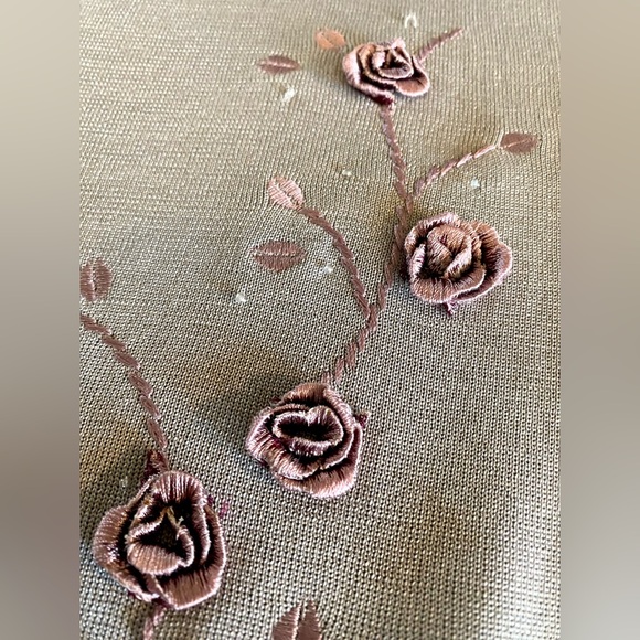 ARDEN B - Knit Top w/ Mini Rose Embellishment - Sz Med - Picture 6 of 10